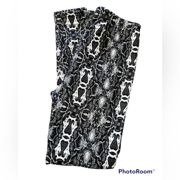 ❌❌SOLD❌❌ Just Cozy leggings faux fur snakeskin print black white size large - Picture 2 of 9